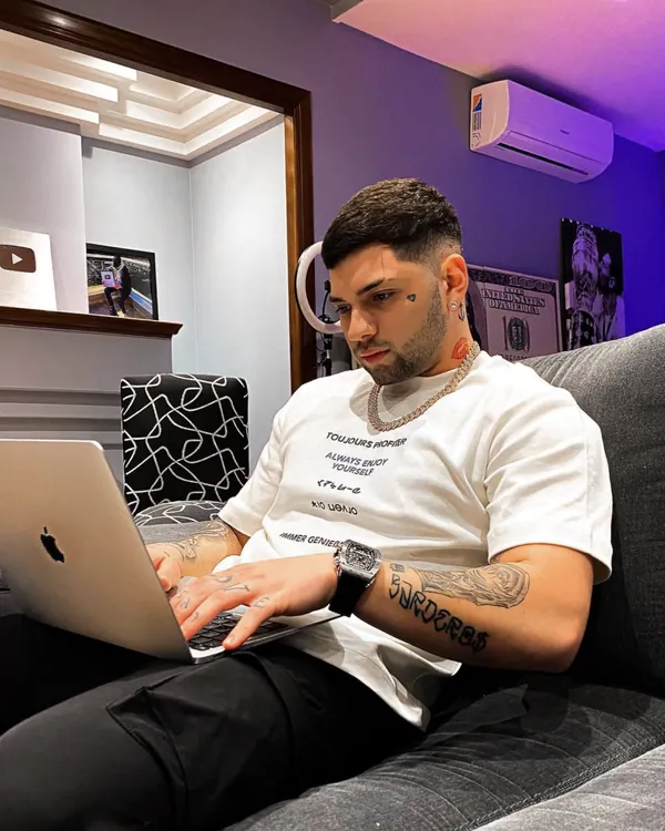 Yamil, co-founder of Dislo, working on a laptop.